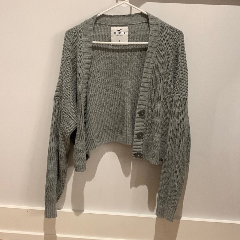 Gray short sweater.